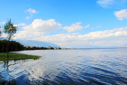 蓝色洱海景色