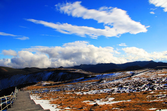 蓝天下的雪山