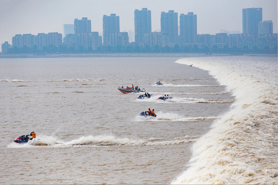 钱塘江冲浪