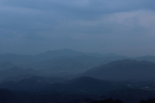 山峦背景 淡淡地的山脊 风景