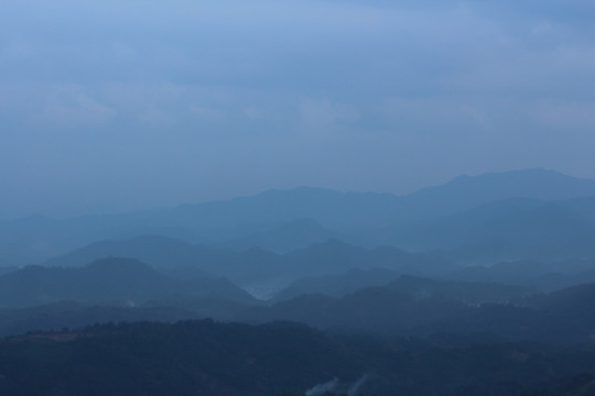 山峦背景 淡淡地的山脊 风景