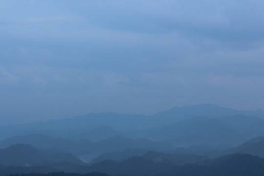 山峦背景 淡淡地的山脊 风景