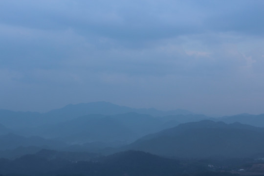 山峦背景 淡淡地的山脊 风景