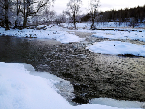 冬季冰雪不冻河