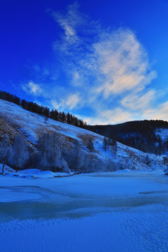 雪原山脉朝霞