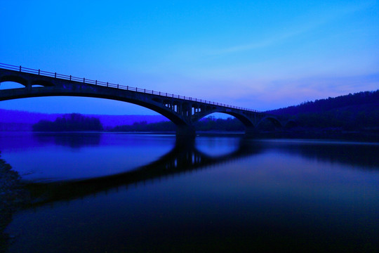 激流河大桥夜景