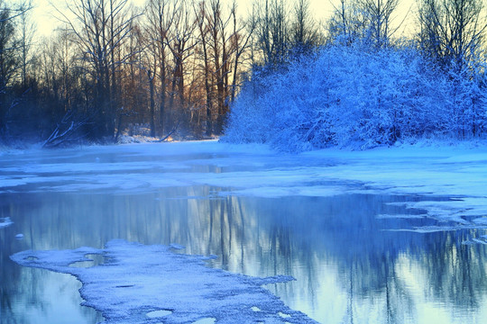 冰封河流雾凇雪景