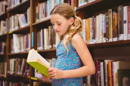 可爱的小女孩在图书馆看书