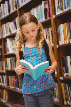 可爱的小女孩在图书馆看书