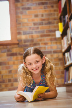 在图书馆里看书的小女孩