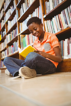 可爱的小男孩在图书馆看书