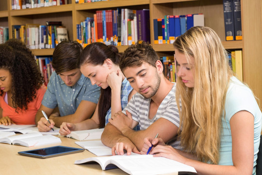 一群大学生在图书馆做家庭作业