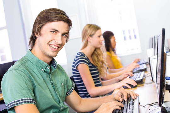 在计算机上电脑课的男大学生
