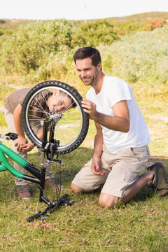 父亲和儿子在一起修理自行车