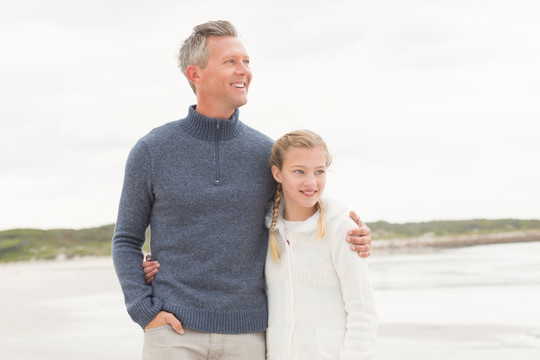 父亲和女儿站在海滩上