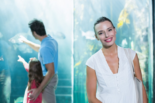 父亲和女儿在水族馆看鱼缸