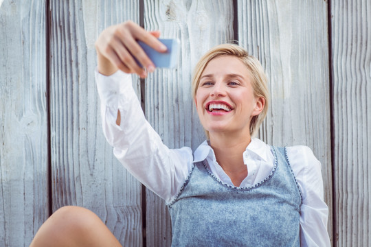 金发女人拿着手机