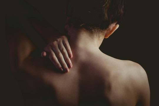 肩膀疼痛的女人