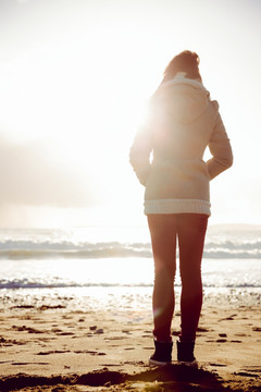 站在沙滩上看着大海的女人