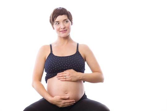 练瑜伽的孕妇