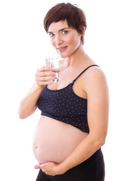 微笑着喝水的孕妇