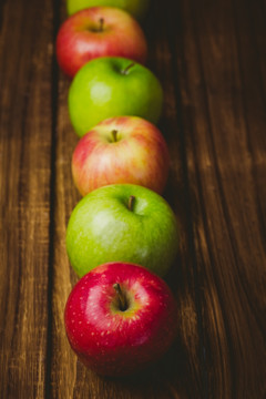 新鲜多彩的苹果
