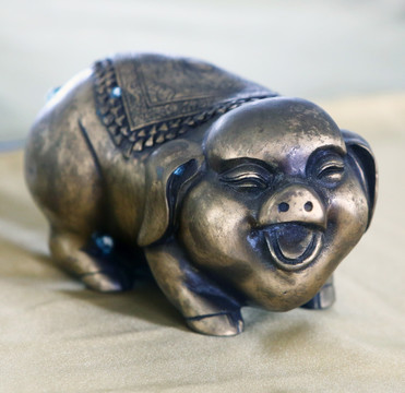 铜雕招财猪