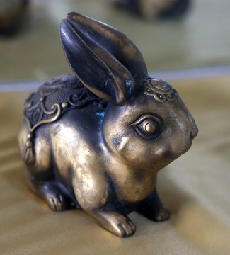 铜雕兔子