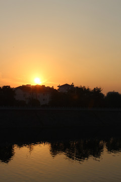 夕阳下的城市建筑 倒影 夕阳