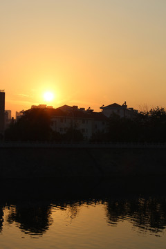 夕阳下的城市建筑 倒影 夕阳