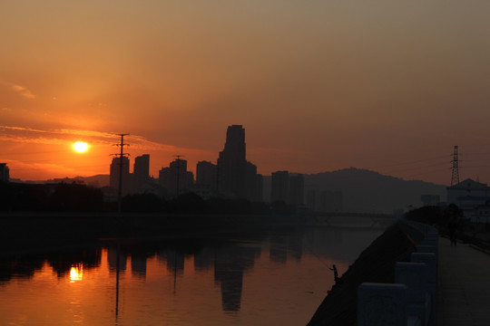 夕阳下的城市建筑 倒影 夕阳