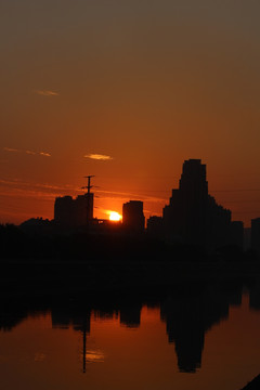 夕阳下的城市建筑 倒影 夕阳