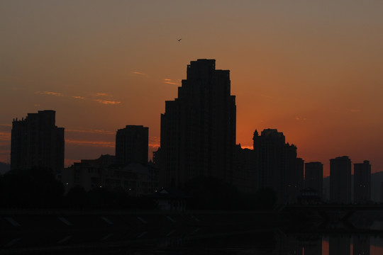 夕阳下的城市建筑 夕阳