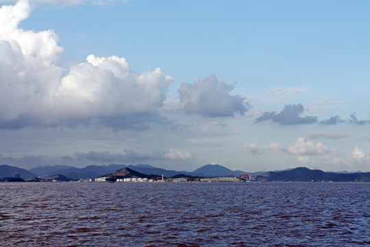 海边油库