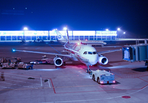 夜晚 杭州机场 川航航班