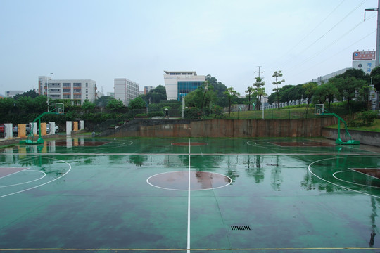 城市里雨后空旷空阔的篮球场