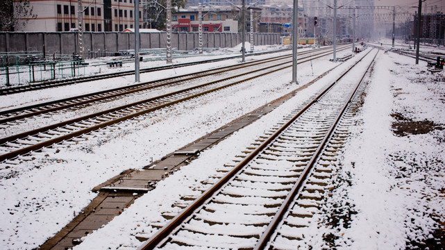 铁路积雪