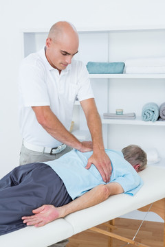 物理治疗师给病人做背部按摩