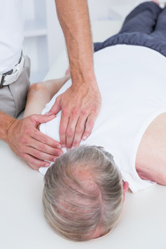 物理治疗师给病人做背部按摩