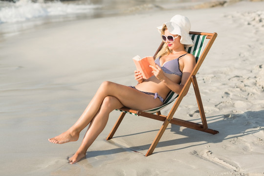 在海边看书的女人