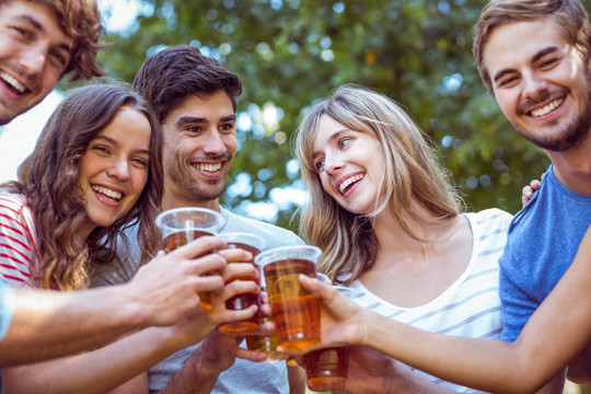 在公園里喝啤酒的朋友們