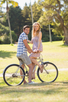 坐在自行车上的一对夫妇