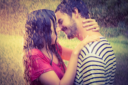 在雨中亲吻拥抱的情侣