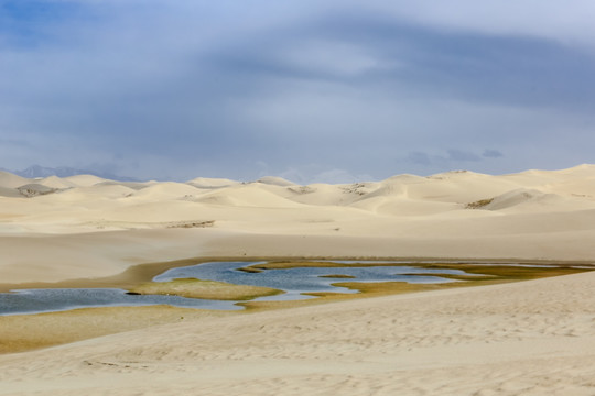 青海湖金沙湾沙漠风景