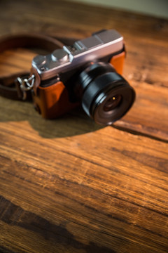 一个漂亮的棕色相机
