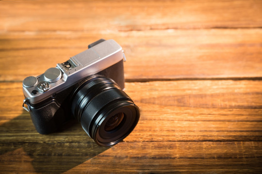 一个漂亮的棕色相机