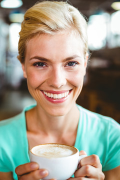 微笑着喝咖啡的女人