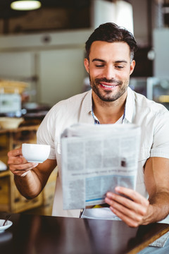 男人喝咖啡看报纸