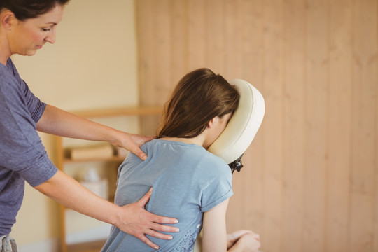 治療師為女人做背部按摩