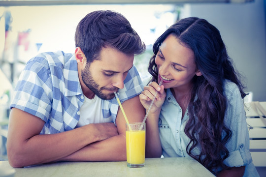 在咖啡馆里一起喝橙汁的夫妇